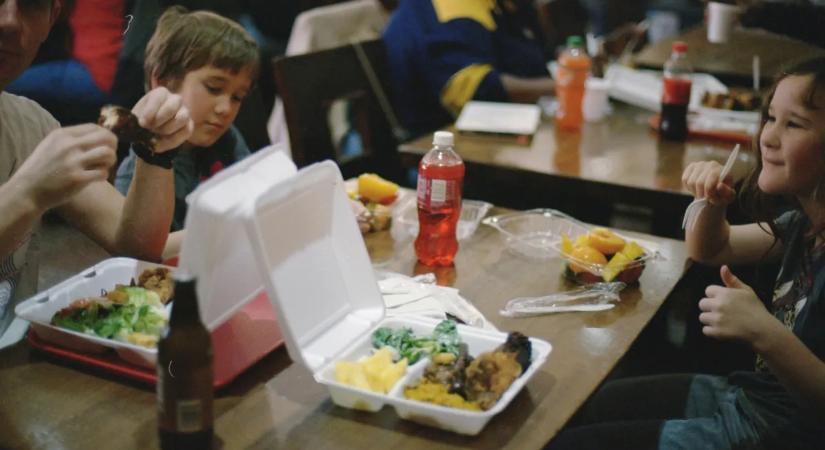 Mini-terminátor a menzán: 7 éves kisfiú mentette meg fuldokló barátja életét