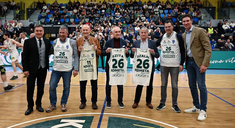 Köszöntések a kosármeccsen