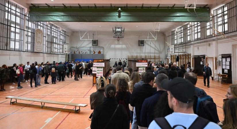 Kígyózó sorokban várják az emberek Zuglóban, hogy szavazhassanak – fotók