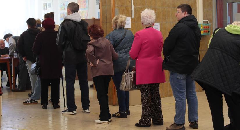 Egymásnak adták a kilincset a debreceni szavazókörökben – fotókkal!