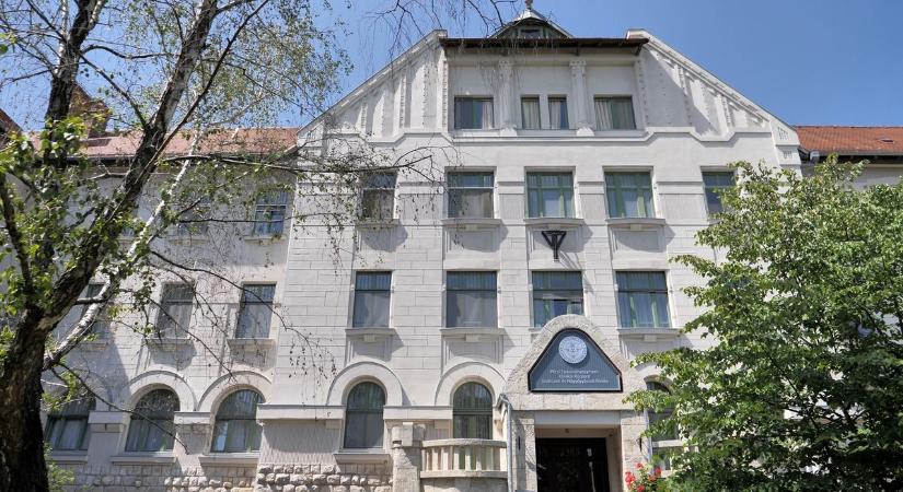 Megújul Pécs egyik rejtett kincse: felújítják a PTE különleges napóráját