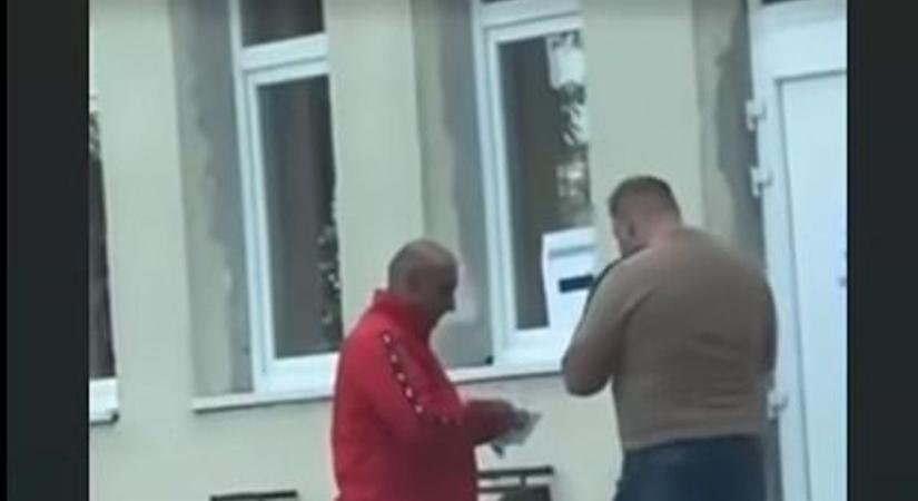 Pénzátadás vagy csak félreértés? Megdöbbentő videó borzolja a kedélyeket Babócsán