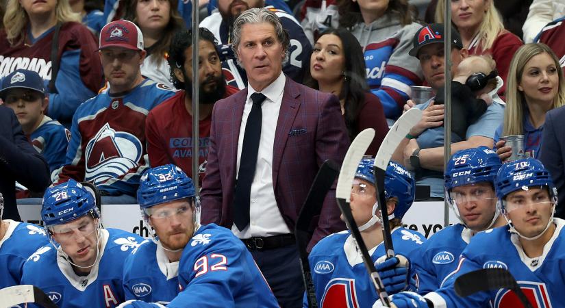 VIDEÓ: Megsebesítette a korong a vezetőedzőt, kórházba szállították