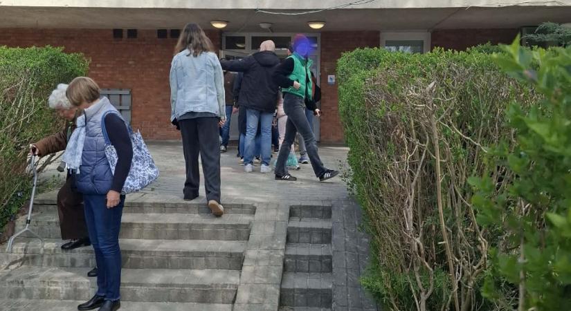 Több helyen komoly sorbanállás alakult ki, volt, ahol spanyolul beszélgettek a szavazók