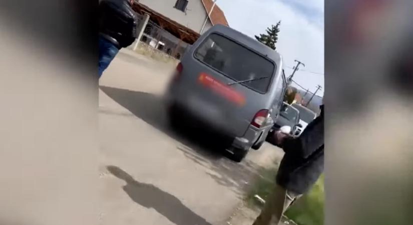 Autós üldözés, buszoztatás: „A szavazat ára” című dokumentumfilmet készítő DE! Akcióközösség is élő választási műsor