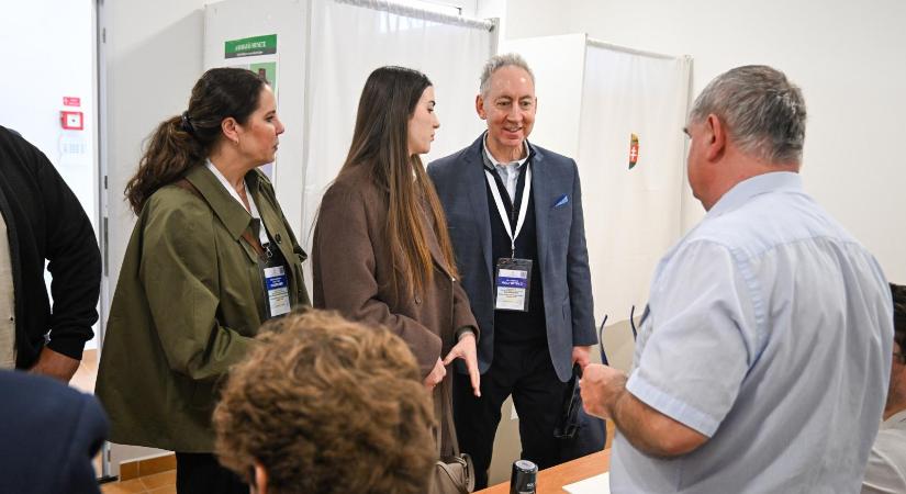 Miskolcon francia krémessel és tüskével lazítanak szavazás után, ha a Tisza Párt nyer, úgyis vége a világnak