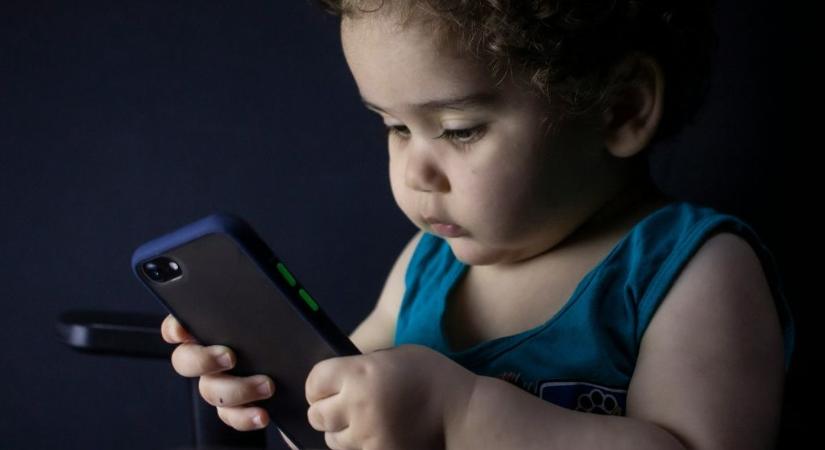 Telefon a gyerekeknek, internet nélkül? Egyre több szülő választja ezt a megoldást