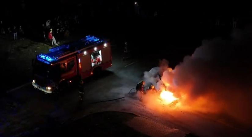 Kigyulladt egy jármű a pécsi autós találkozón: megszólalt a főszervező (VIDEÓN az oltás)