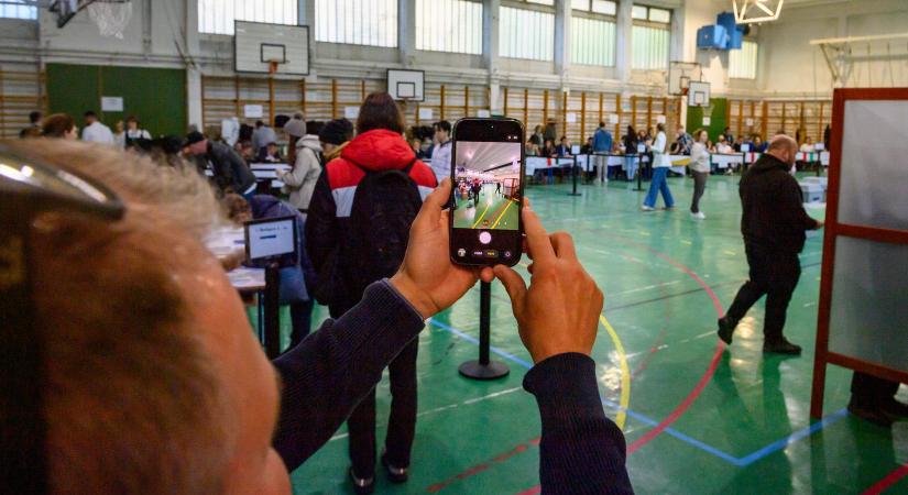 Ez nem fog gyorsan menni, Budapesten mindenhol hosszú sorbanállás vár az átjelentkezőkre