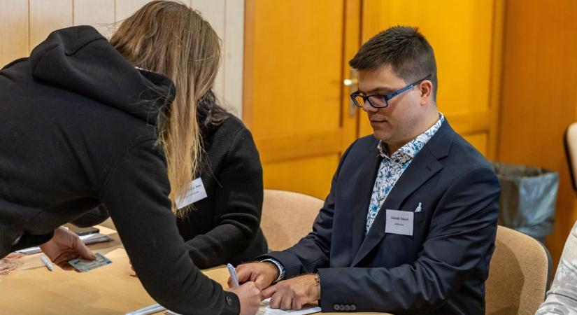 Vidéken is óriási a részvétel: ilyen a hangulat a várgesztesi szavazókörben