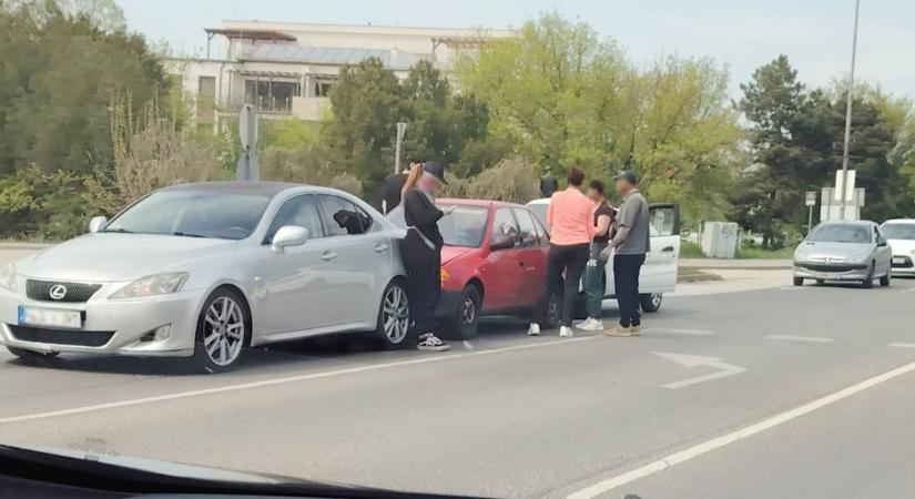 Három autó csúszott egymásba egy sofőr figyelmetlensége miatt Szolnokon