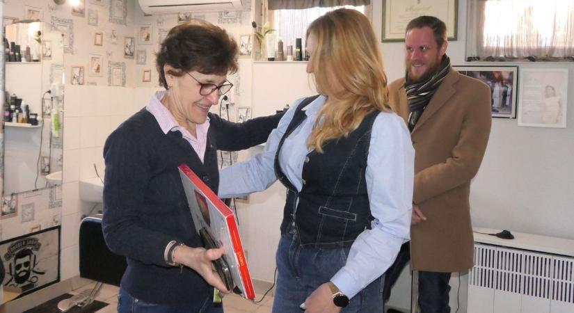 Megható összefogás Abonyban: két nap alatt „vágta össze” a fodrász egy új orvosi gép árát