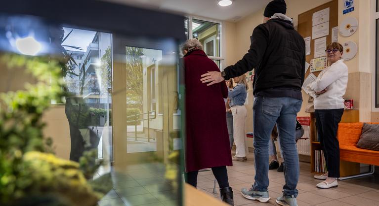 Rendkívüli események a szavazókörökben: többen rosszul lettek, a mentőket is riasztották