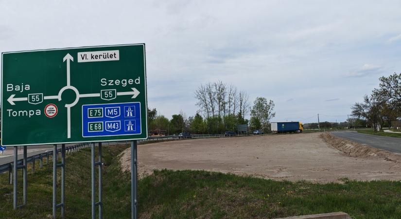 Mi épül Mórahalmon? Rejtély a körforgalomnál, autómosó a benzinkút mellett, bővül a fürdő