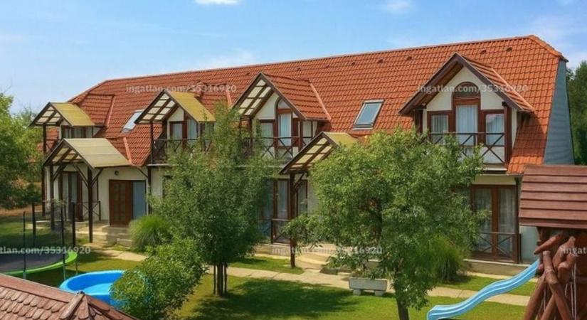 Különleges ajánlat Vas vármegyéből: Ház 395 millióért, de jár hozzá egy 20 szobás panzió is!