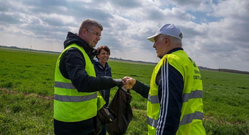 Vesszen minden útmenti szemét! - Hagyománnyá vált a közös szemétszedés