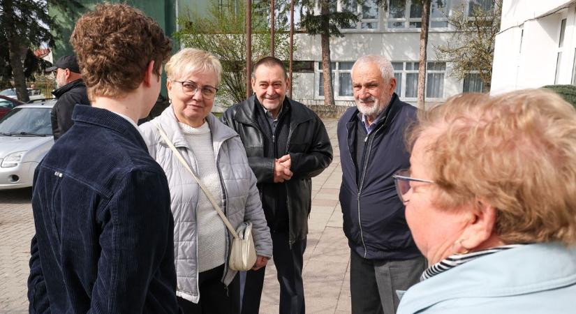 Kígyózó sorok a zalai város egyik iskolájában kialakított szavazókörben — választópolgárokkal beszélgettünk (galéria)