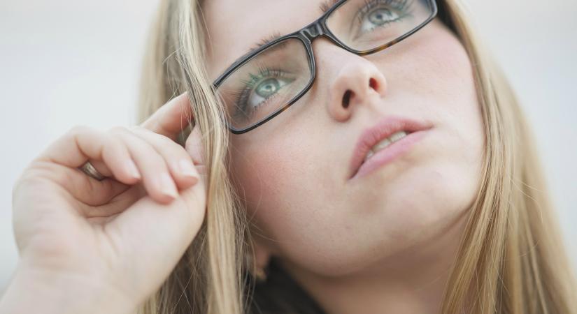 Hogyan sminkeljünk szemüveghez?