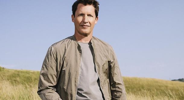 James Blunt a botrány után megváltoztatta a szimbolikát: az Oroszországi Föderáció címeréről a háromágú szigonyra