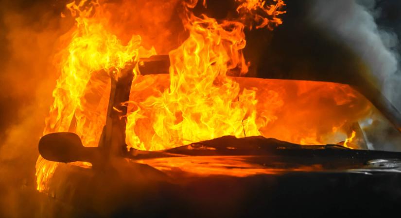 Apa és gyermekei bennégtek egy Teslában – a szakértők szerint nem működött az automatikus ajtónyitás