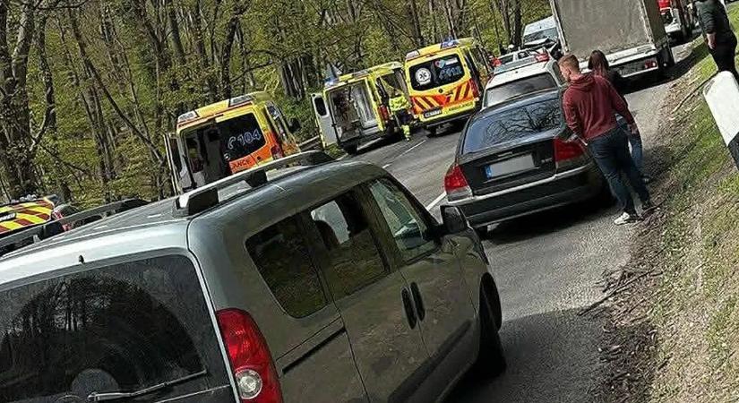 Teljes a káosz a 6-on, a mentőhelikopter már a helyszínen van