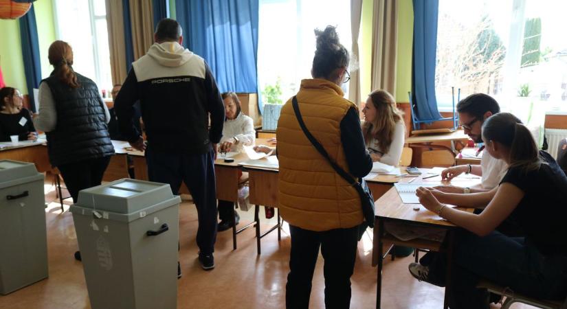 Rekordrészvétel mellett zajlik a szavazás Kalocsán  fotók