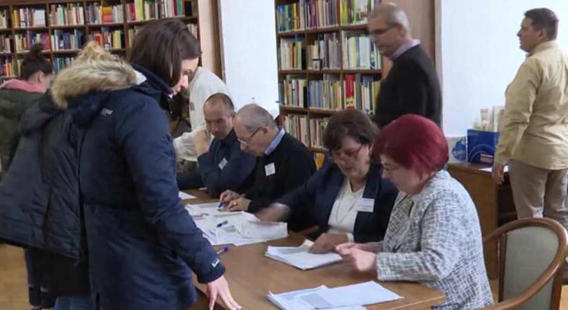 Hömpölyögnek a szavazók, megállás nélkül közeleg a választási rekordrészvétel: Itt vannak a 15 órai adatok