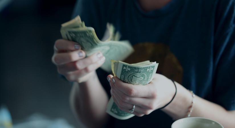 Tévesen több pénzt utaltak a nőnek, most börtönbe kerülhet