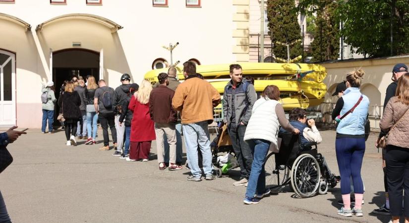 Kígyózó sorok és élénk forgalom, sokan mentek szavazni már délelőtt is Szegeden