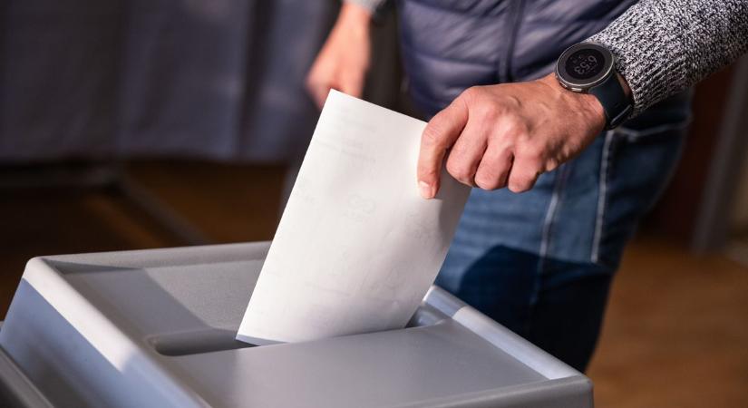 Tata áll az élen, a Komárom-esztergomi részvétel az átlag fölött maradt 13 órakor