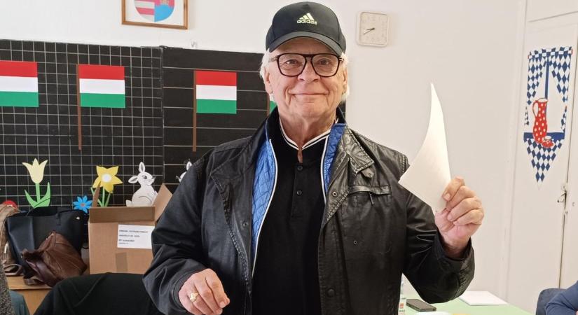 “Orbán Viktor történelmi személyiség” - a színészlegenda Benkő Péter is voksolt videó