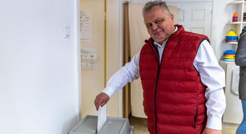 Takács Károly is voksolt - az oroszlányi polgármester szerint óriási a tét