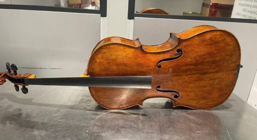 Antik csellókat akart az országba csempészni