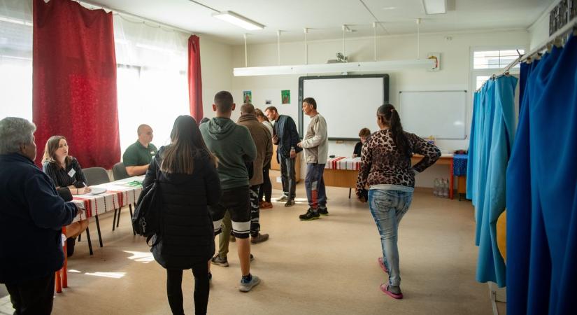 „Rengetegen jönnek, ilyen még nem volt” – így szavaz a Hajdú 5 – fotókkal