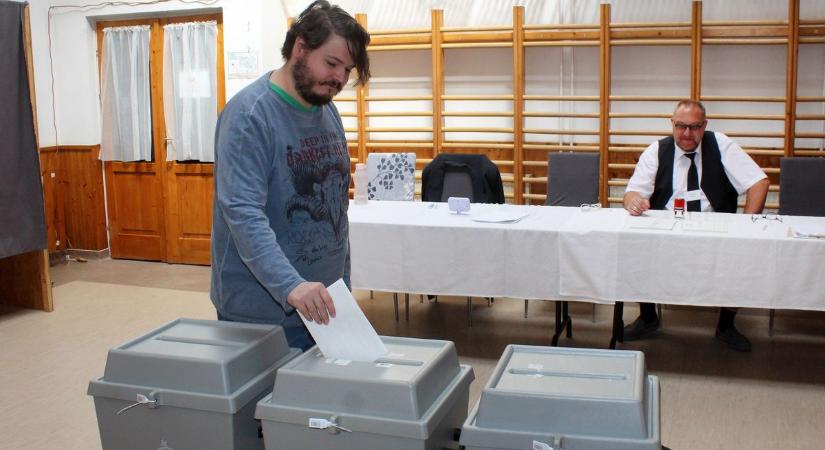 Szabadbattyánban is nagy a szavazókörök forgalma