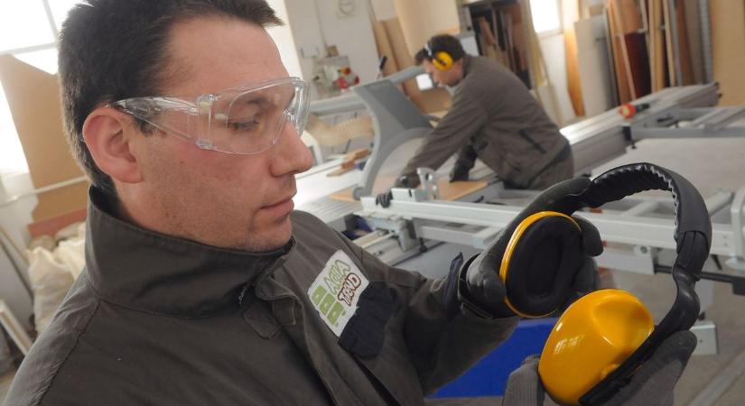 Nem csak a gyárakban leselkedik ránk a láthatatlan veszély: a süketségnek drága ára lehet