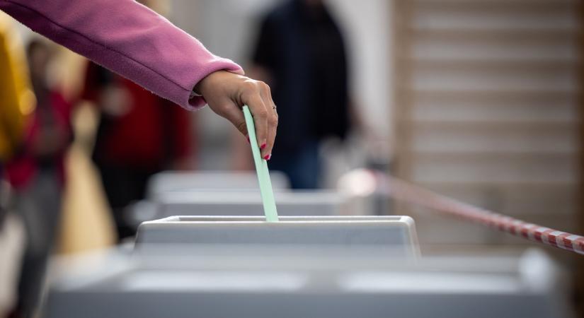 Figyelem! Valaki a szavazóhelyiségben felejtette a táskáját