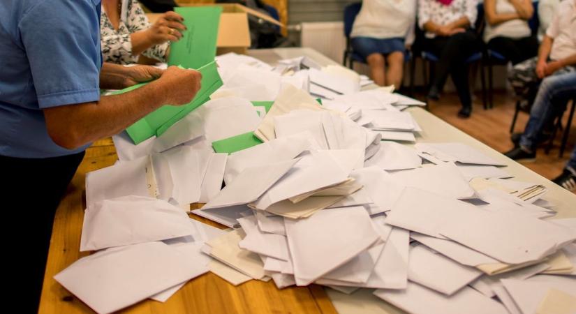 Rosszullét és urnabotrány a szavazáson – így zajlik a nap Előszálláson és Szabadbattyánban