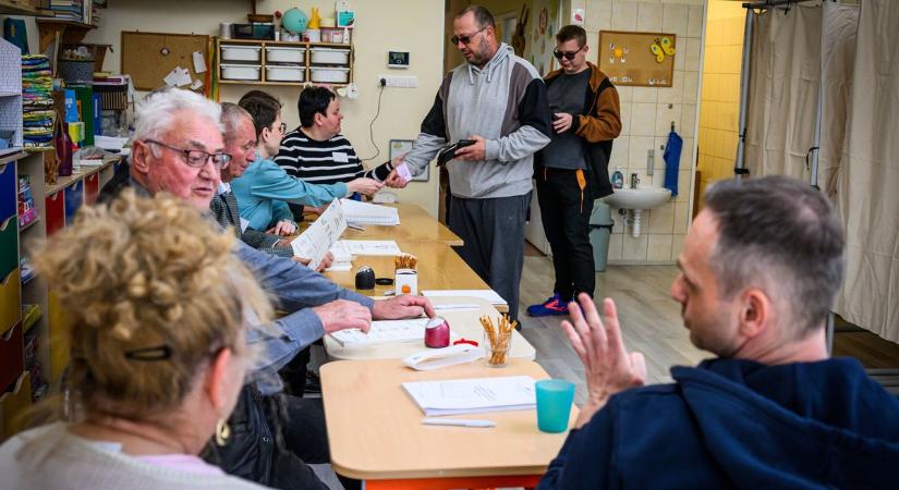 Választások 2026 - Megduzzadt kéz, magas részvétel és egy különös közjáték Fertőrákoson - fotók
