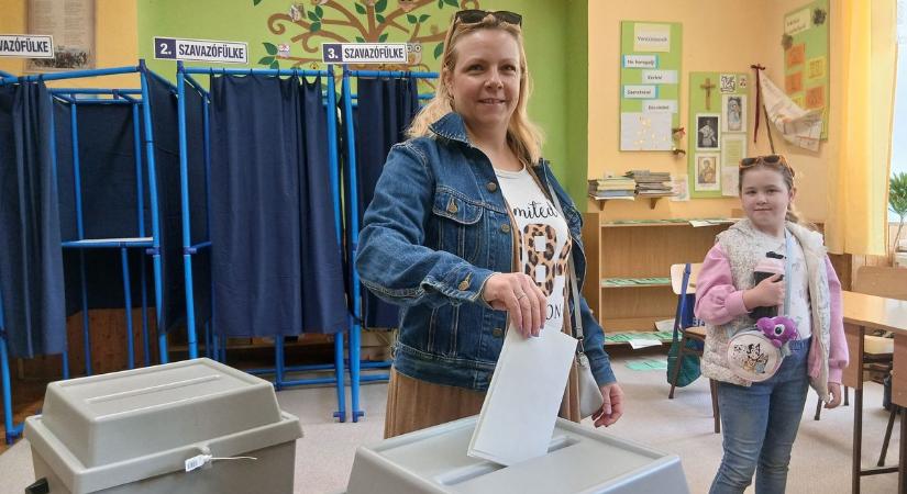 Szavazás és példamutatás: kislányával voksolt a könyvtár vezetője (videó)