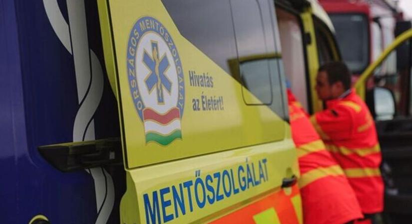 Híd korlátjának ütközött egy autó Miskolcon, tűzoltók, mentők a helyszínen!