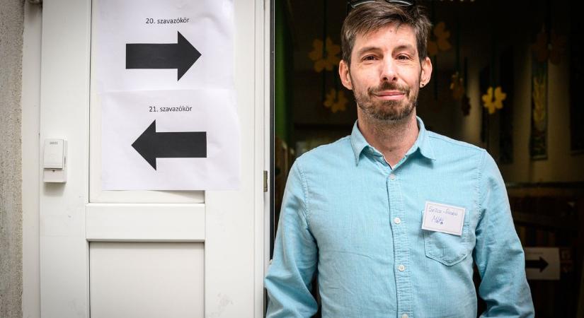 Aktívak a fiatalok Sopronkőhidán - Trikolor karkötő az első szavazóknak