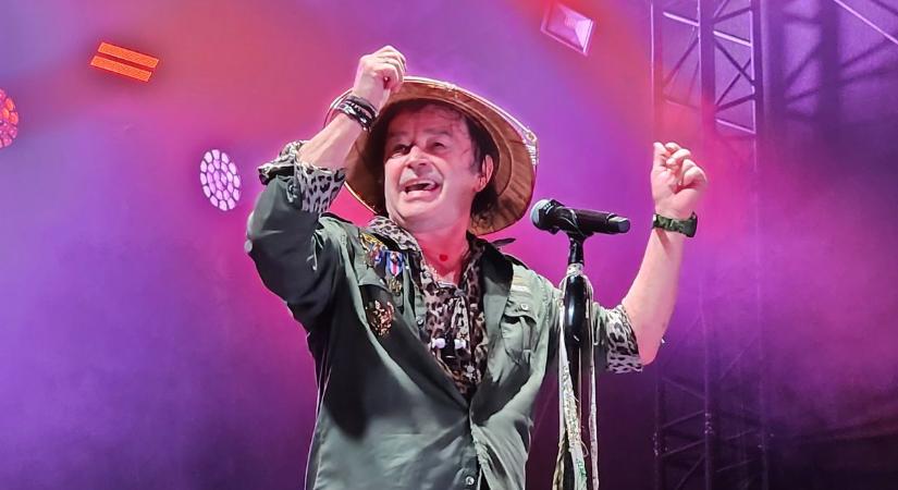 Csikidám-láz Oroszlányban: Szikora Róbert és az R-GO táncoltatta meg a Szent Borbála teret