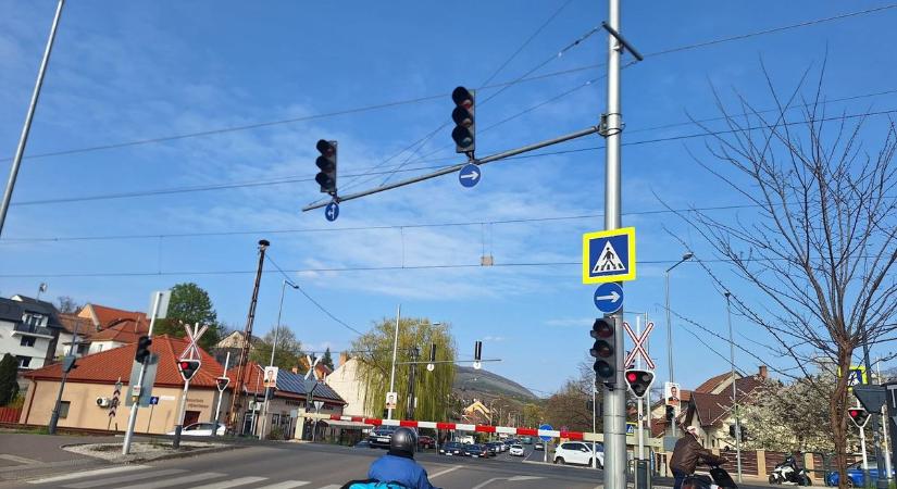 Sárgán villog, mindenki bizonytalan – megbénult a forgalom Egerben