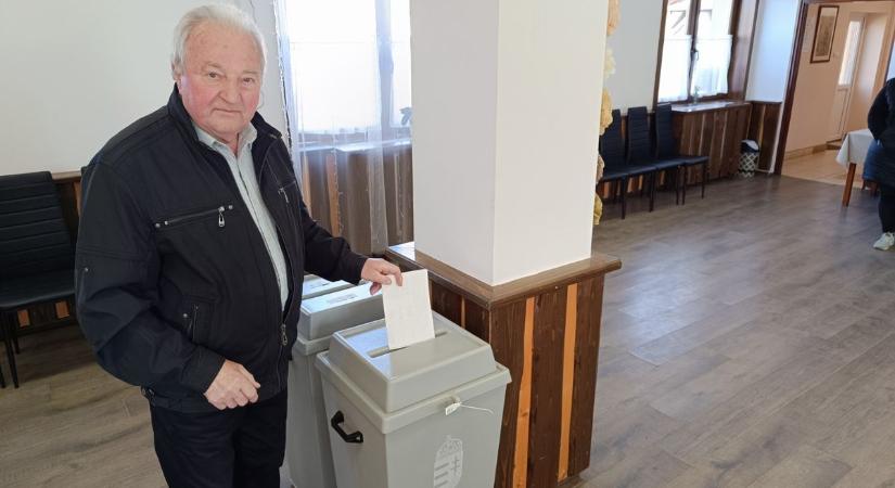 A voksolás előtt templomban volt, a születésnapján szavazott a 71 éves ajaki férfi