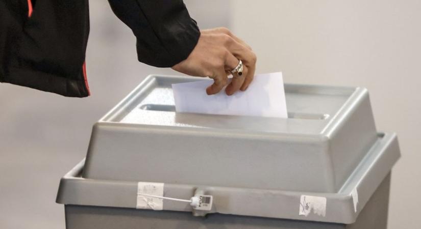 Tiszások halálosan megfenyegettek egy idős nőt az egyik ajkai szavazókörnél