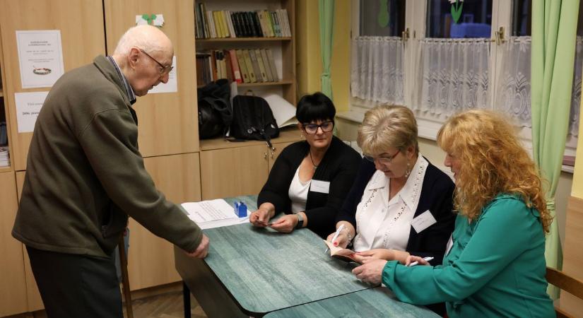 Büssüben még alszanak – már csak pár óra van vissza a szavazás végéig