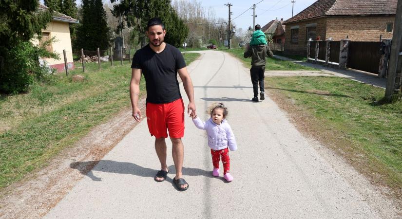 Fűnyírás után azonnal az urnákhoz siet a nagybajomi férfi: elárulta, miért ilyen fontos számára a mai nap