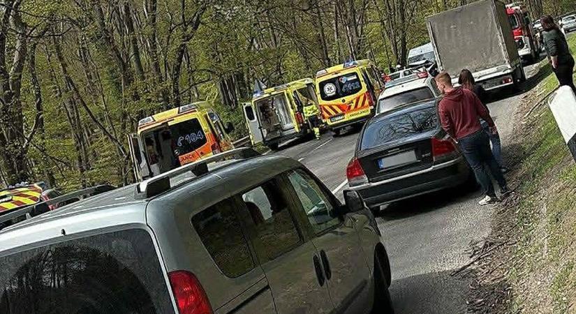 Hivatalos: halálos sérülést szenvedett a 6-os főúton balesetező személyautó egyik utasa