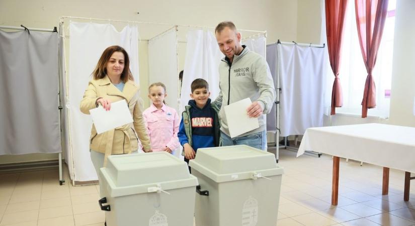 Egymás után érkeztek a szavazók Nyírbogáton – tisztában vannak azzal, mekkora a tét (fotókkal)